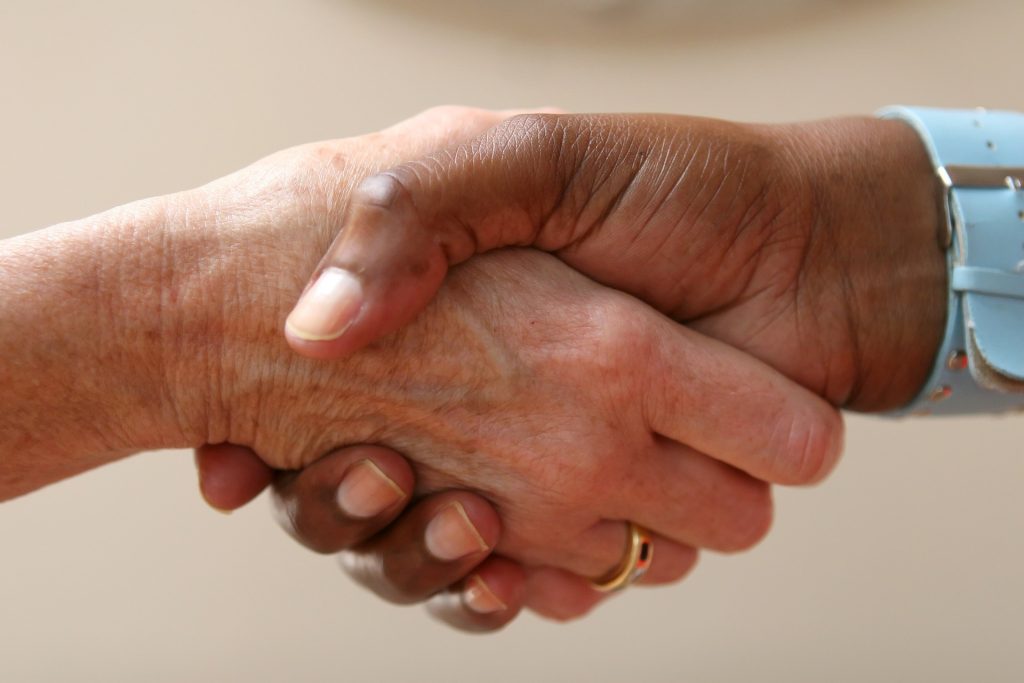 How To Shake Hands Like A Gentleman - Handshake Etiquette For Confident  Introductions